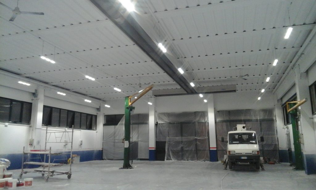 Plafoniere Led Per Capannoni : Illuminazione capannone industriale cosa sapere prima di comprare